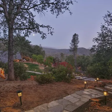 Whispering Pines Lookout Villa